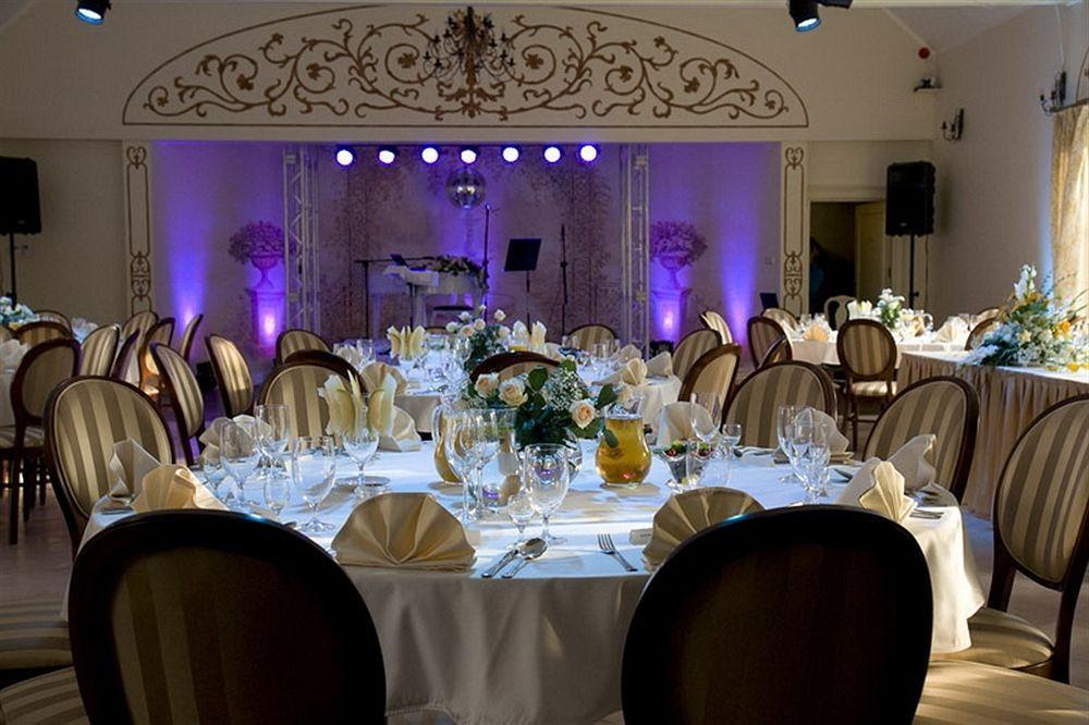 Villa Estera - Hotel & Restauracja Michałowice エクステリア 写真