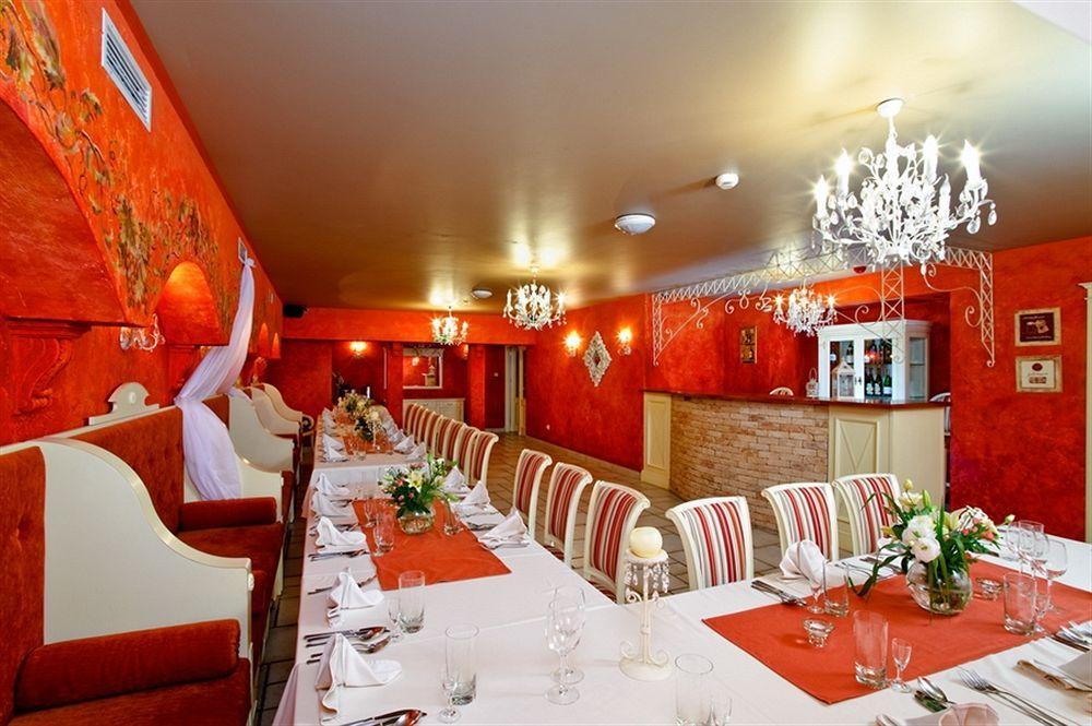 Villa Estera - Hotel & Restauracja Michałowice エクステリア 写真