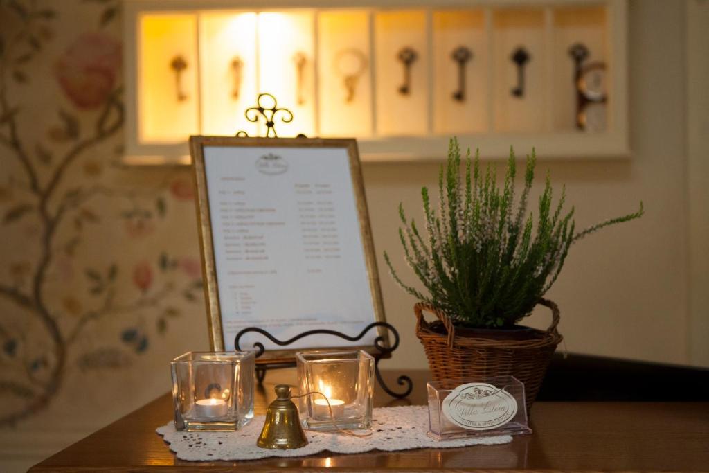 Villa Estera - Hotel & Restauracja Michałowice エクステリア 写真