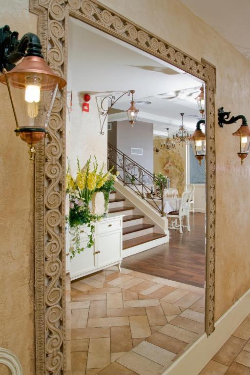 Villa Estera - Hotel & Restauracja Michałowice エクステリア 写真
