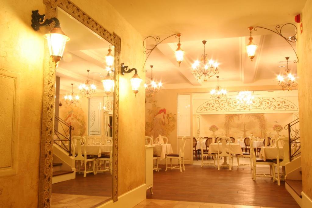 Villa Estera - Hotel & Restauracja Michałowice エクステリア 写真