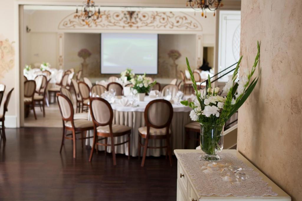 Villa Estera - Hotel & Restauracja Michałowice エクステリア 写真