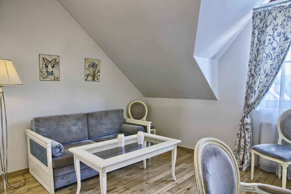 Villa Estera - Hotel & Restauracja Michałowice エクステリア 写真
