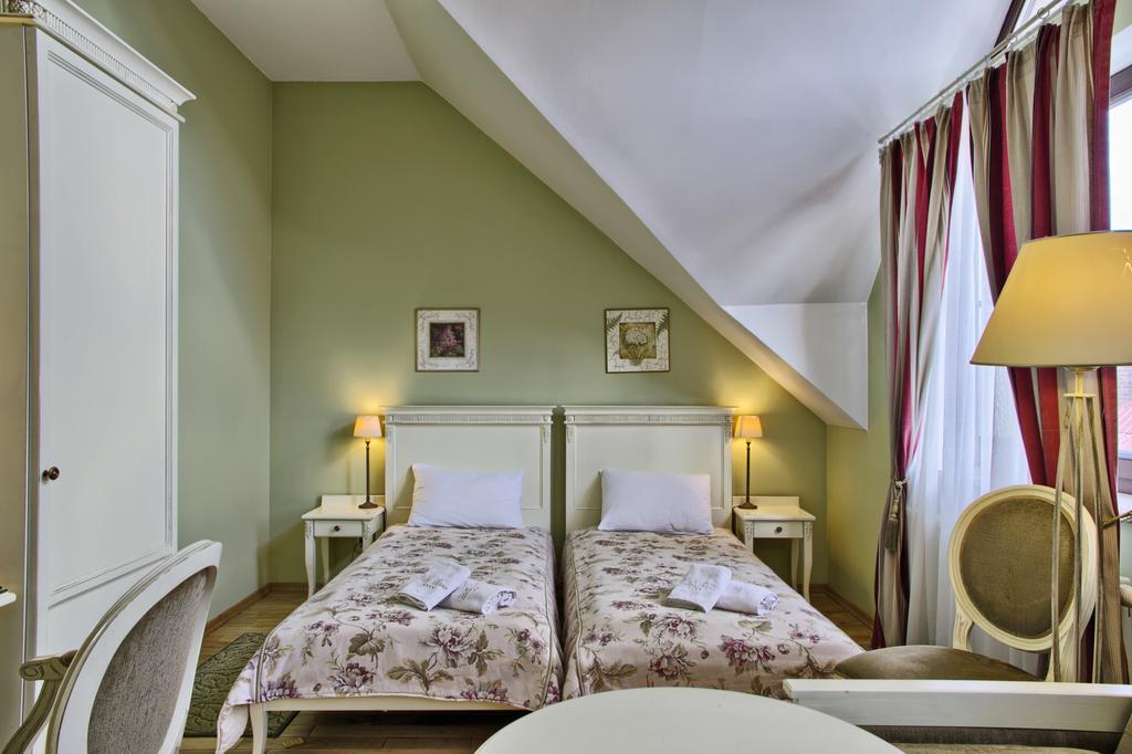 Villa Estera - Hotel & Restauracja Michałowice エクステリア 写真