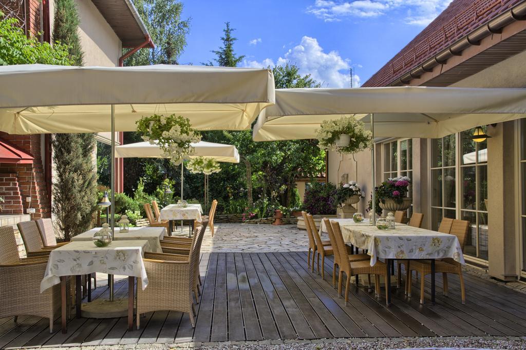 Villa Estera - Hotel & Restauracja Michałowice エクステリア 写真