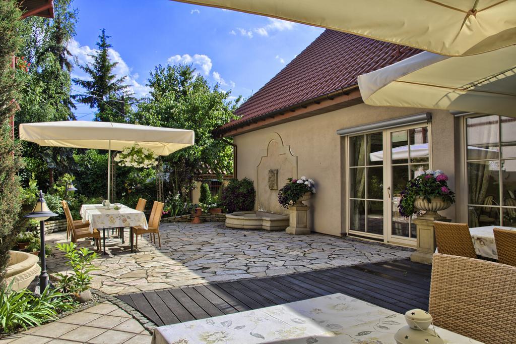 Villa Estera - Hotel & Restauracja Michałowice エクステリア 写真