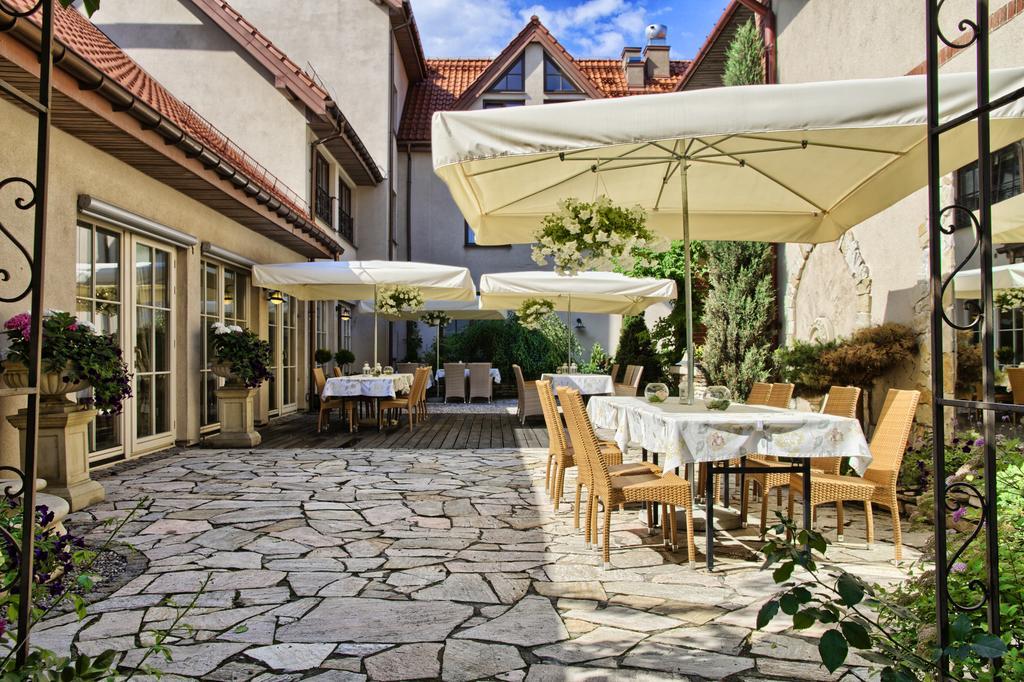 Villa Estera - Hotel & Restauracja Michałowice エクステリア 写真