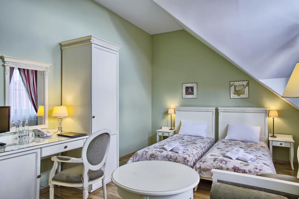 Villa Estera - Hotel & Restauracja Michałowice エクステリア 写真