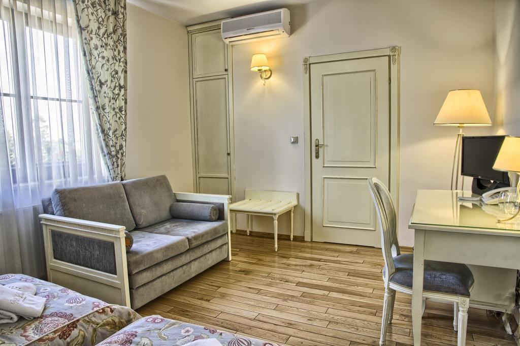 Villa Estera - Hotel & Restauracja Michałowice エクステリア 写真