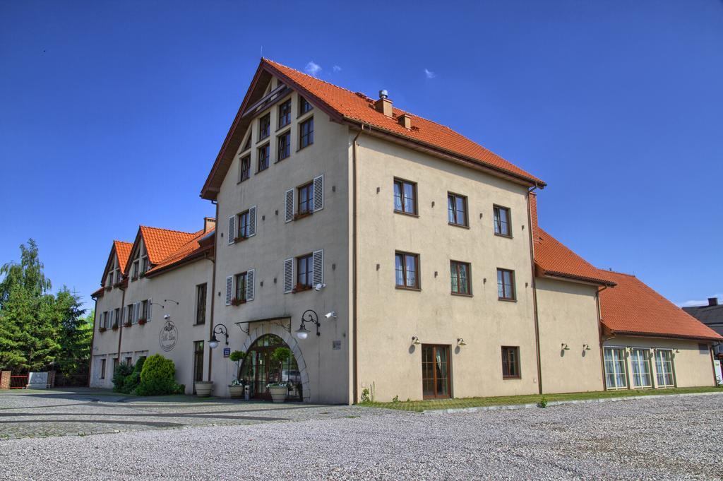 Villa Estera - Hotel & Restauracja Michałowice エクステリア 写真