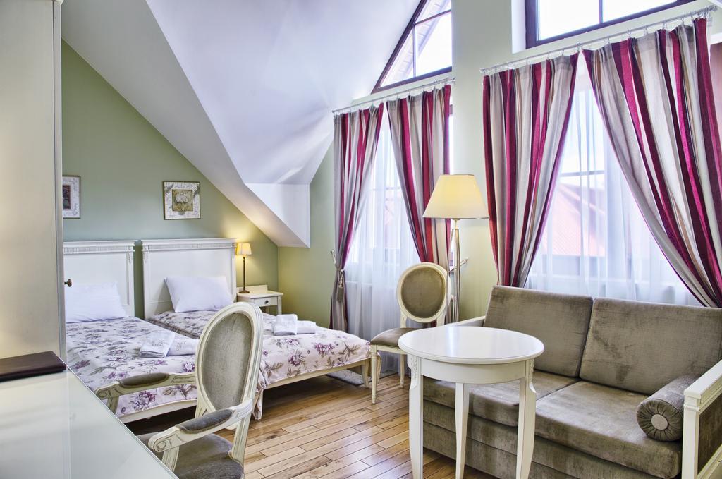 Villa Estera - Hotel & Restauracja Michałowice エクステリア 写真