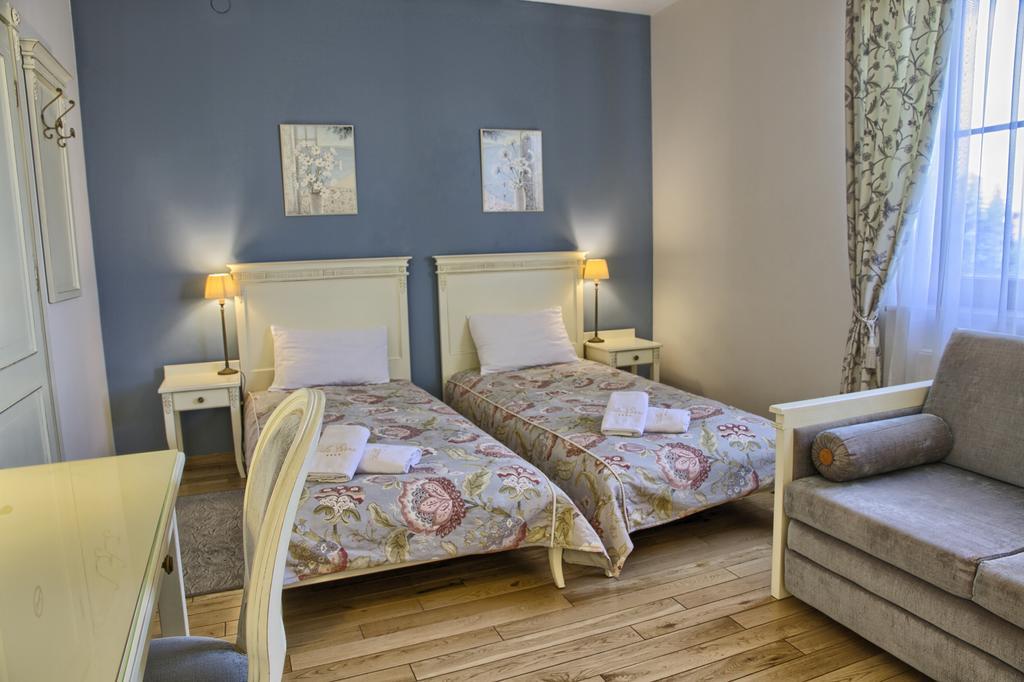 Villa Estera - Hotel & Restauracja Michałowice エクステリア 写真
