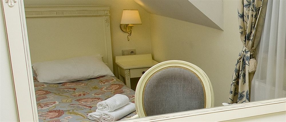 Villa Estera - Hotel & Restauracja Michałowice エクステリア 写真