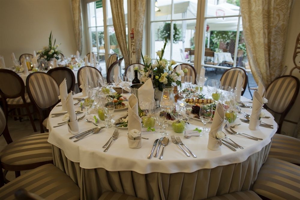Villa Estera - Hotel & Restauracja Michałowice エクステリア 写真