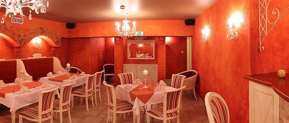 Villa Estera - Hotel & Restauracja Michałowice エクステリア 写真