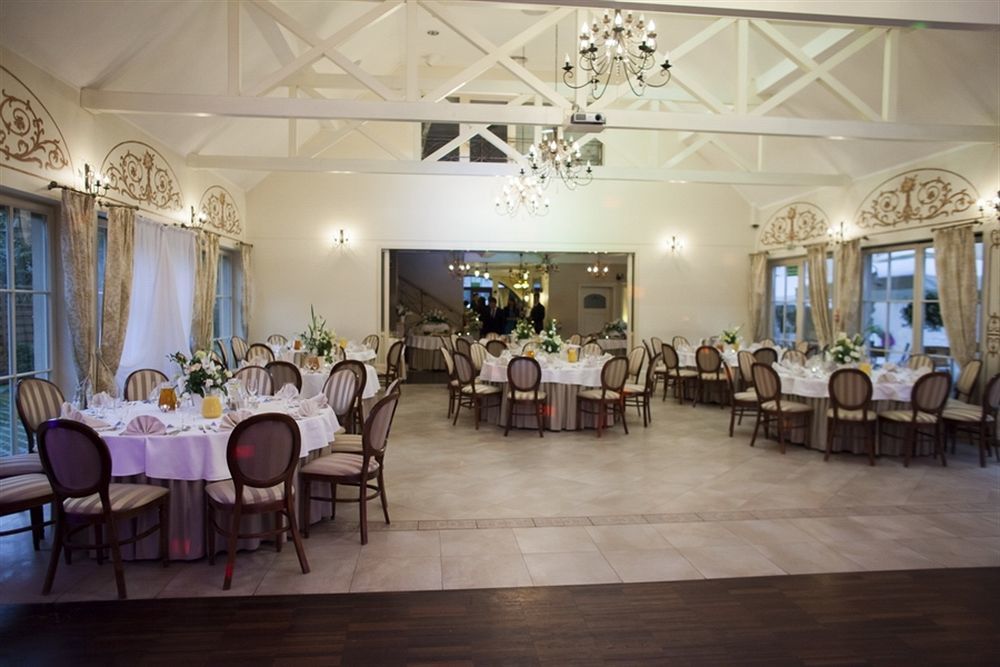 Villa Estera - Hotel & Restauracja Michałowice エクステリア 写真