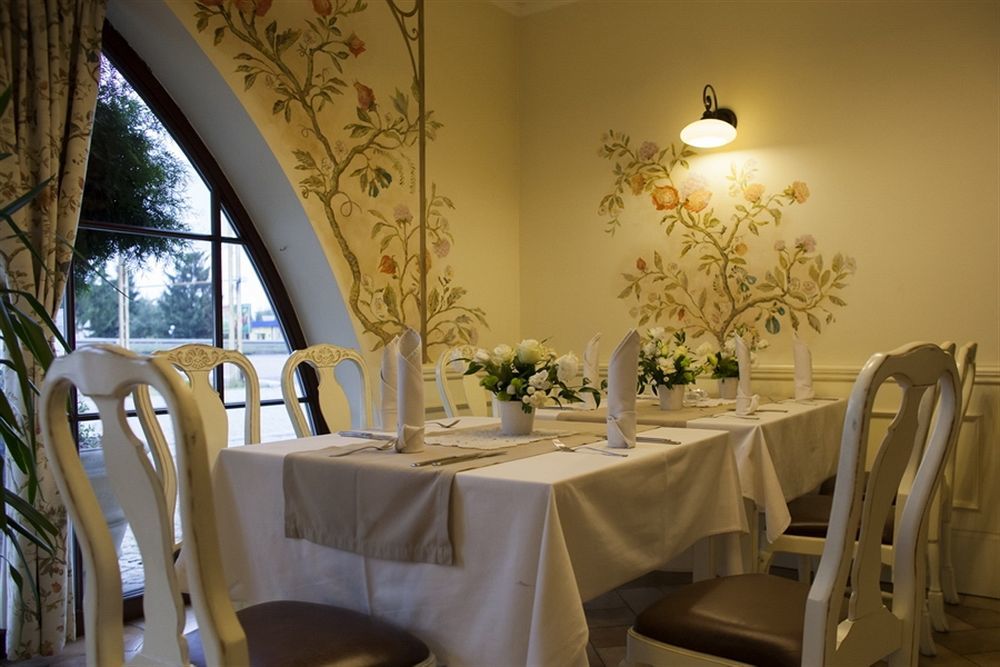 Villa Estera - Hotel & Restauracja Michałowice エクステリア 写真