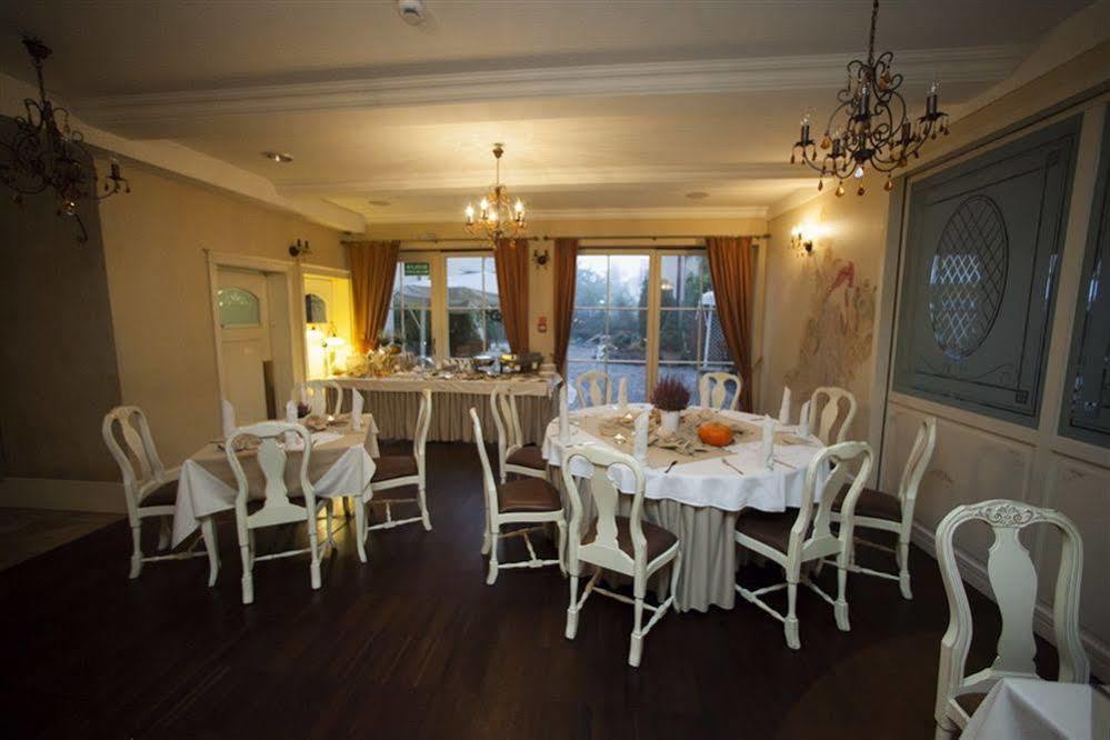 Villa Estera - Hotel & Restauracja Michałowice エクステリア 写真