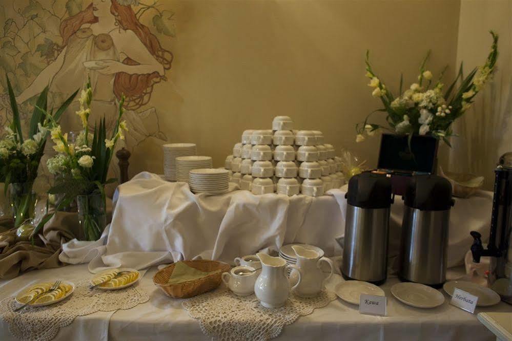 Villa Estera - Hotel & Restauracja Michałowice エクステリア 写真