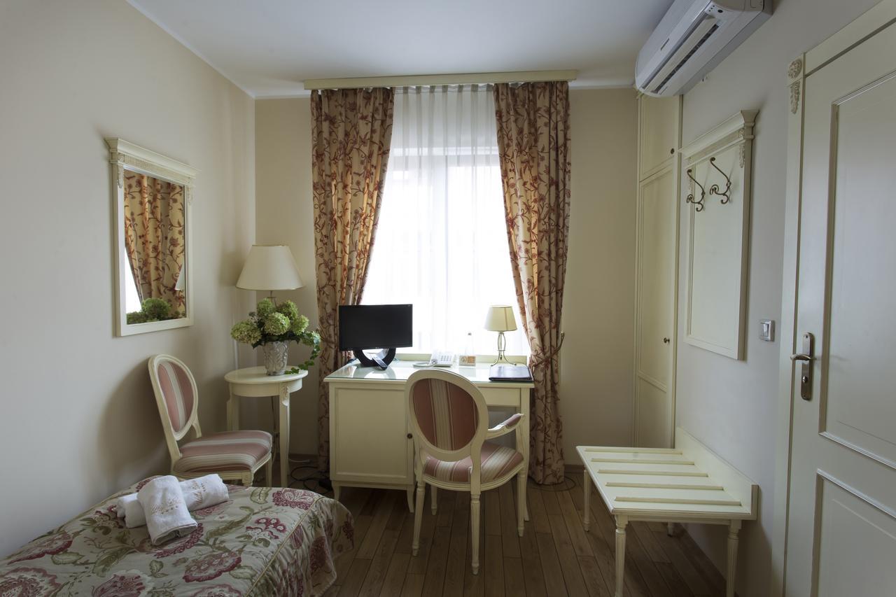 Villa Estera - Hotel & Restauracja Michałowice エクステリア 写真