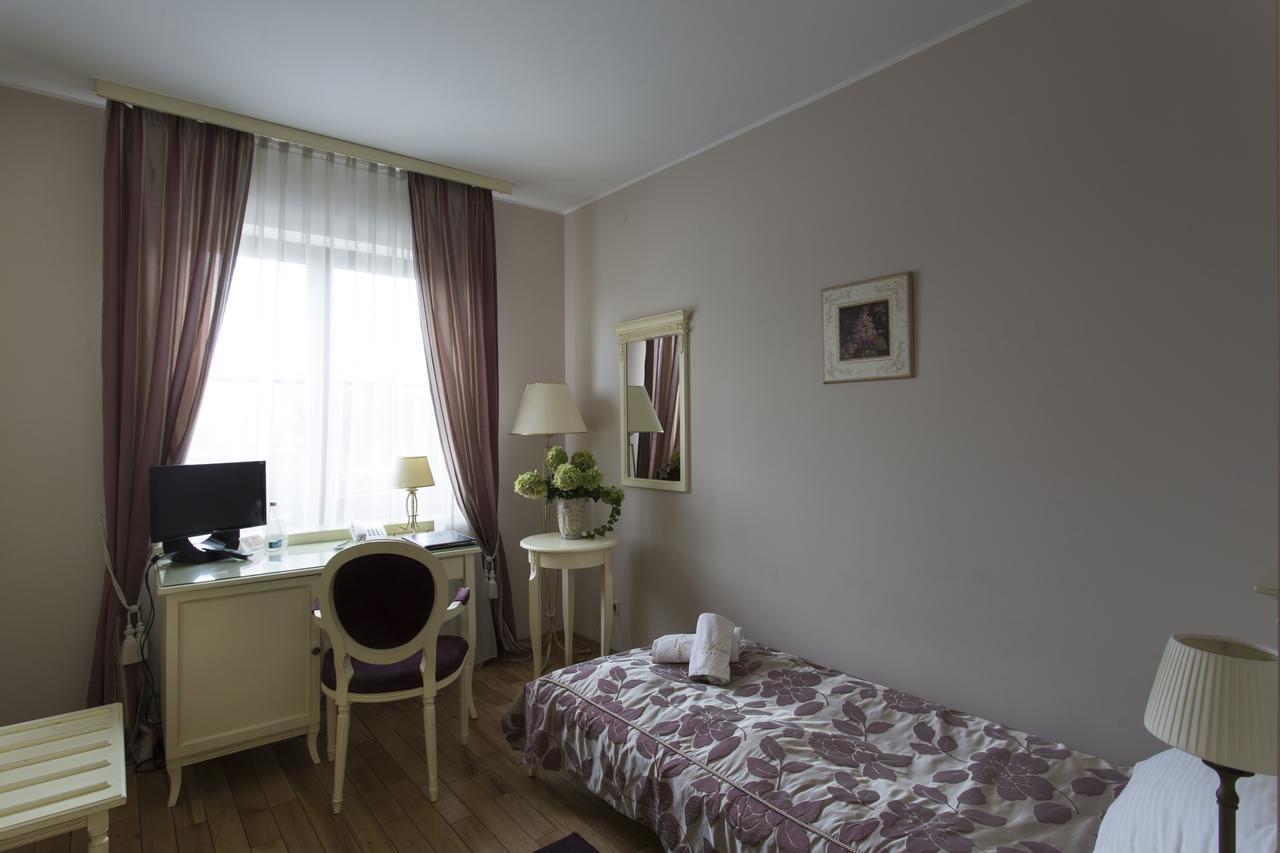 Villa Estera - Hotel & Restauracja Michałowice エクステリア 写真
