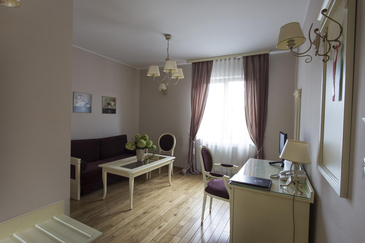 Villa Estera - Hotel & Restauracja Michałowice エクステリア 写真
