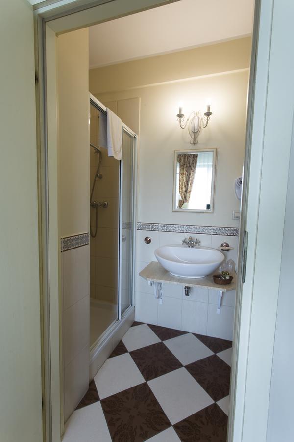 Villa Estera - Hotel & Restauracja Michałowice エクステリア 写真