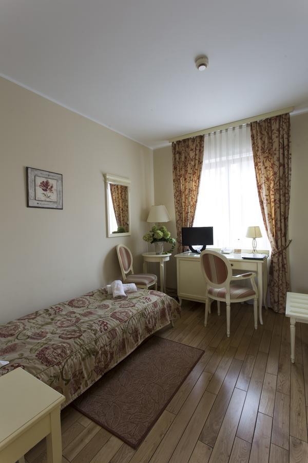 Villa Estera - Hotel & Restauracja Michałowice エクステリア 写真