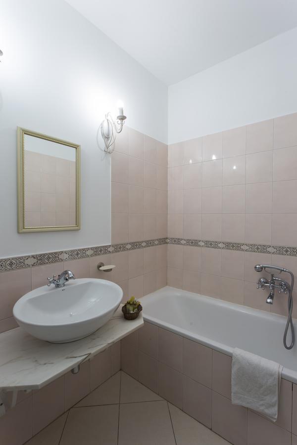 Villa Estera - Hotel & Restauracja Michałowice エクステリア 写真