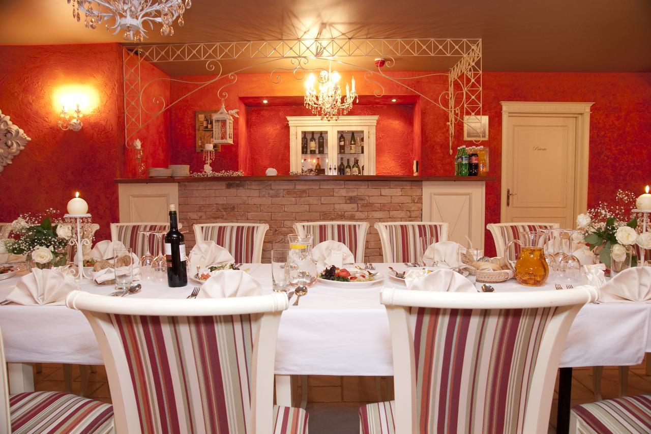 Villa Estera - Hotel & Restauracja Michałowice エクステリア 写真
