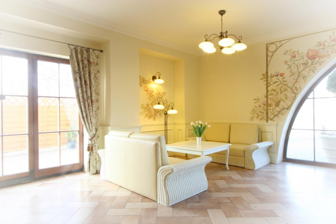 Villa Estera - Hotel & Restauracja Michałowice エクステリア 写真