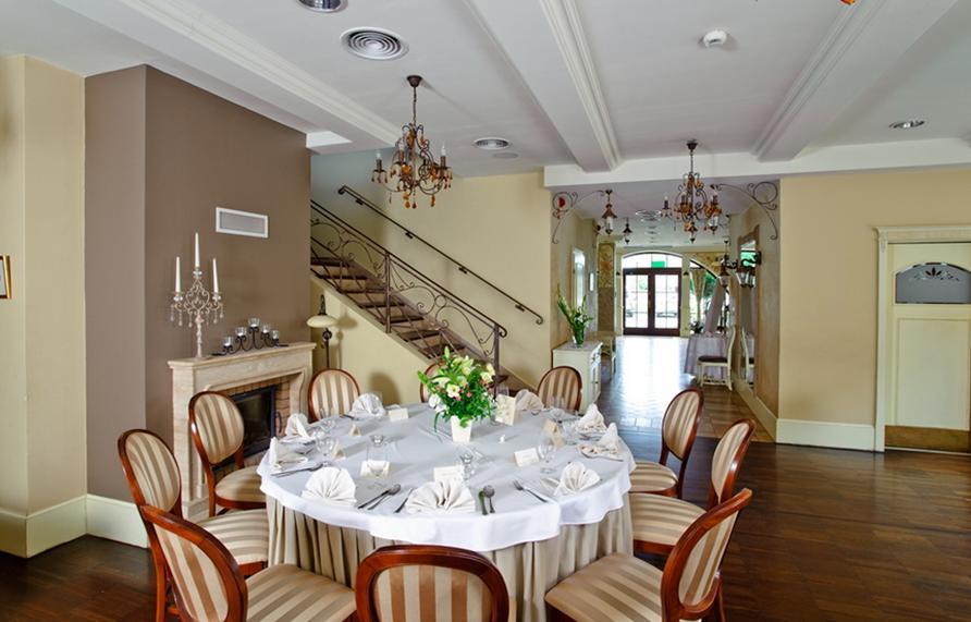 Villa Estera - Hotel & Restauracja Michałowice エクステリア 写真