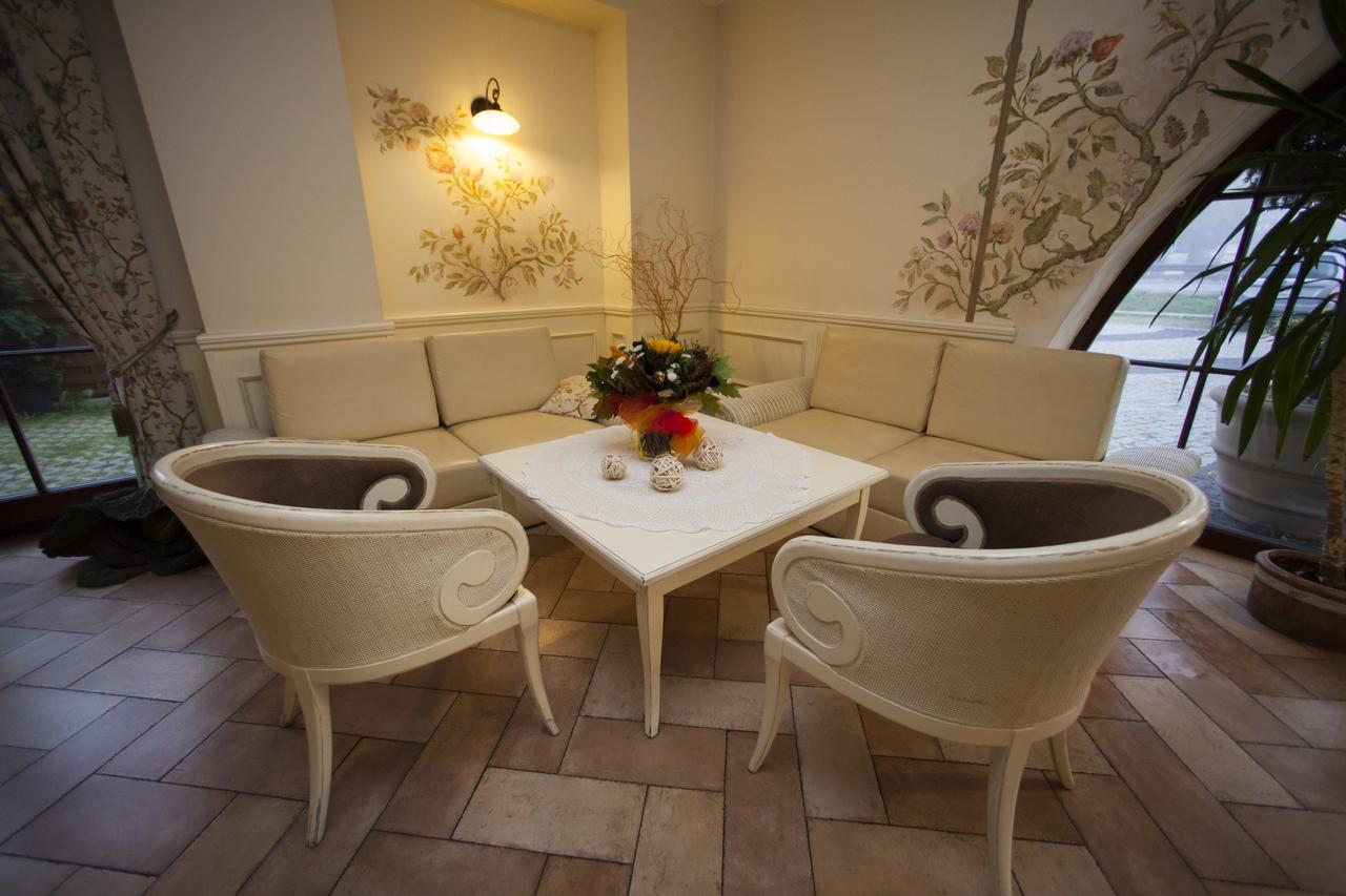 Villa Estera - Hotel & Restauracja Michałowice エクステリア 写真