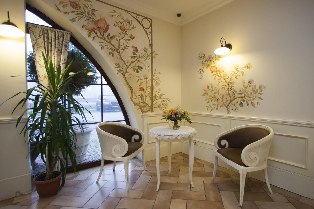 Villa Estera - Hotel & Restauracja Michałowice エクステリア 写真